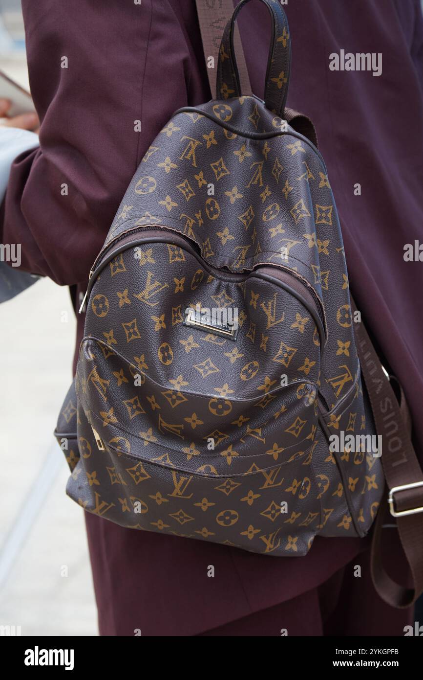 MILAN, ITALIE - 21 SEPTEMBRE 2024 : homme avec sac à dos Louis Vuitton avant le défilé Ermanno Scervino, style de rue de Milan Banque D'Images