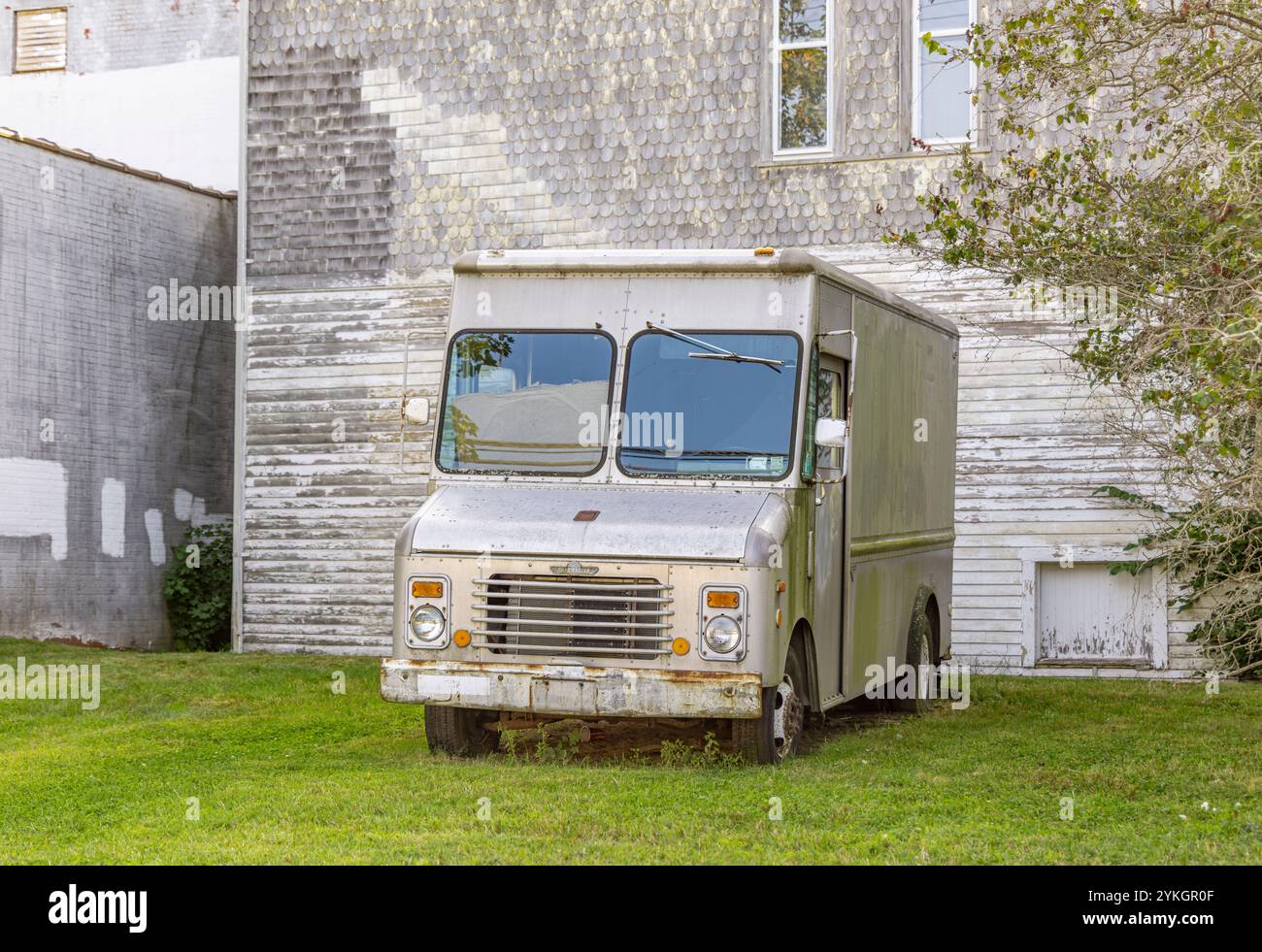 grand camion de boîte assis abandonné dans une cour Banque D'Images