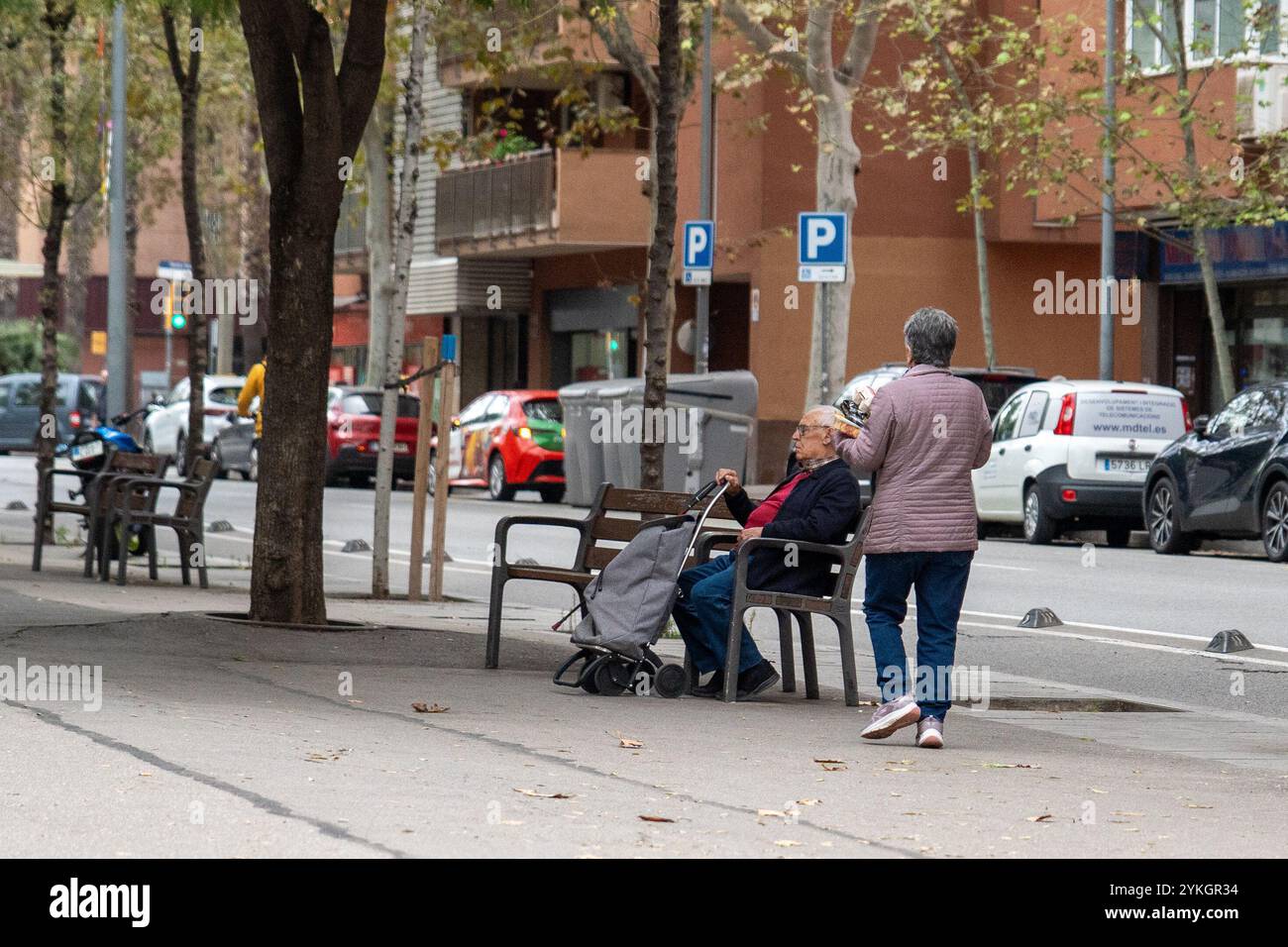 Barcelone, Espagne. 18 novembre 2024. Images de stock de personnes âgées avec des données montrant que la population de plus de 65 ans est en constante augmentation. Imágenes de recurso de personas mayores con datos que muestran que la población Mayor de 65 a&#xf1;os está en constante aumento. News-cronaca-Barcelona, Espagne lundi 18 novembre 2024 (photo par Eric Renom/LaPresse) crédit : LaPresse/Alamy Live News Banque D'Images