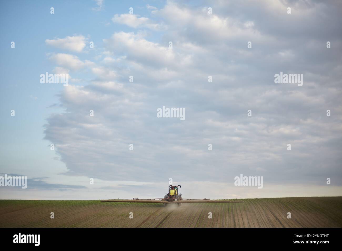 Machines agricoles travaillant dans les champs. Banque D'Images