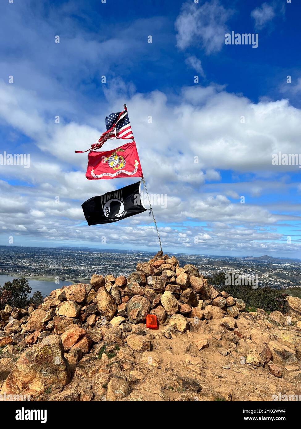 Drapeaux surplombant San Diego - Image de stock capturée avec un smartphone