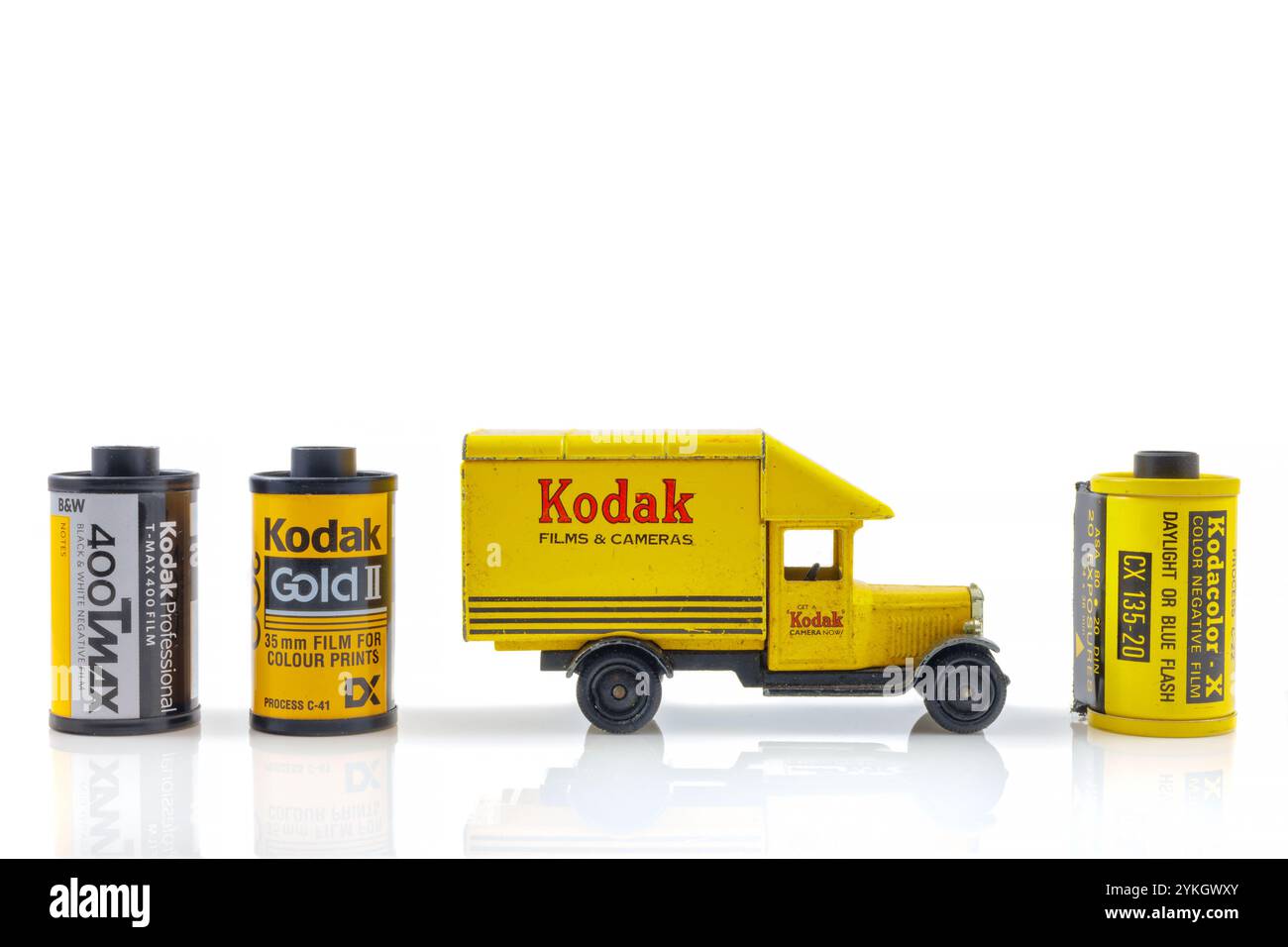 Dieren, pays-Bas - 27 octobre 2023 : ancien camion-jouet Kodak et cartouches de film devant un fond blanc à Dieren, pays-Bas Banque D'Images