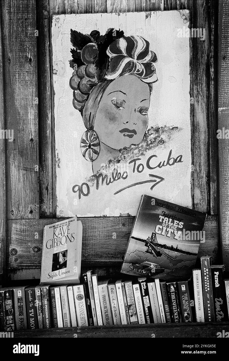 Affiche de 90 Miles to Cuba montrant une fille hespanique portant un serre-tête de fruit à Key West pointant vers Cuba. Floride. ÉTATS-UNIS Banque D'Images