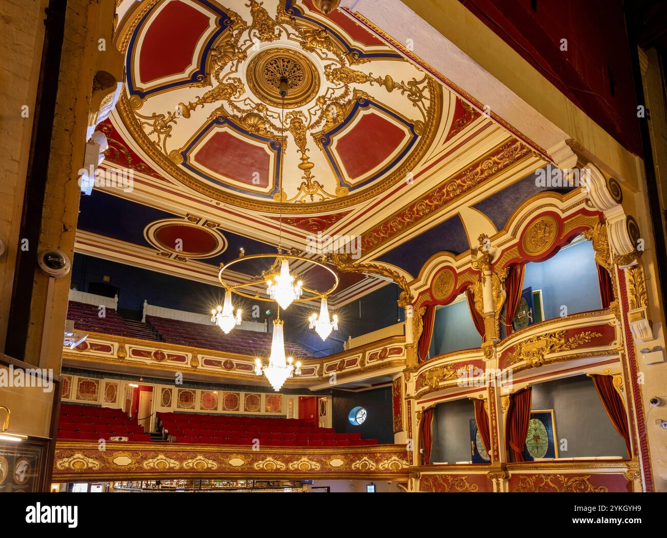 Royaume-Uni, Kent, Tunbridge Wells, Mount Pleasant Road, Wetherspoon’s Opera House pub, intérieur Banque D'Images