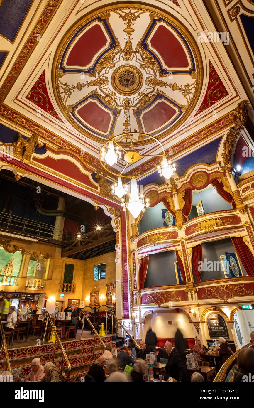 Royaume-Uni, Kent, Tunbridge Wells, Mount Pleasant Road, Wetherspoon’s Opera House pub, intérieur Banque D'Images