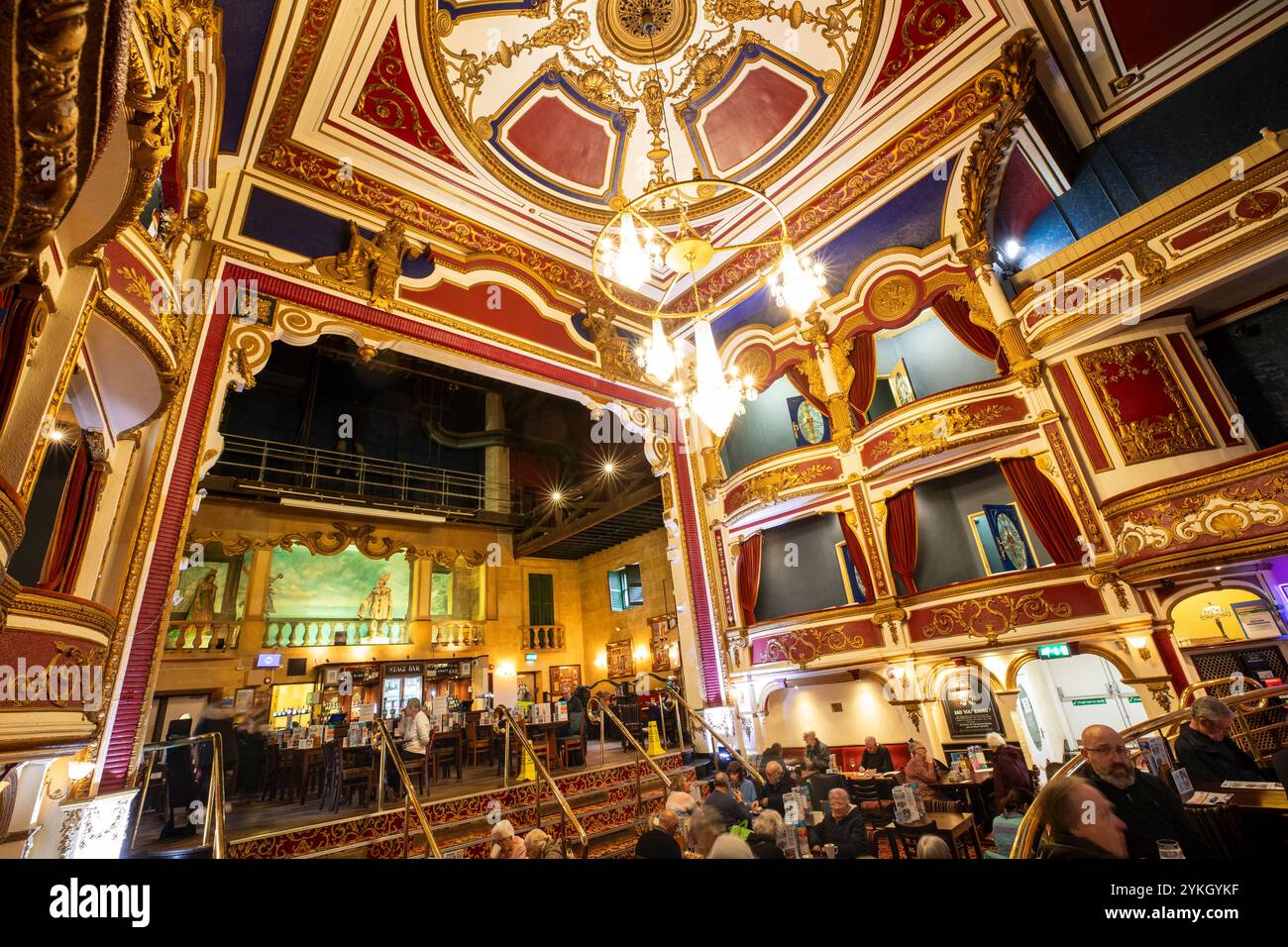 Royaume-Uni, Kent, Tunbridge Wells, Mount Pleasant Road, Wetherspoon’s Opera House pub, intérieur Banque D'Images