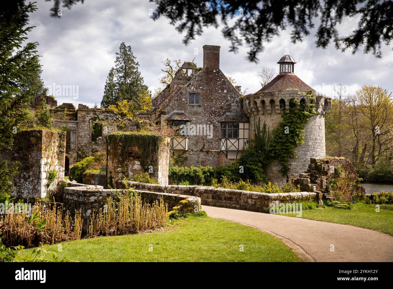 Royaume-Uni, Kent, Weald of Kent, Scotney Castle, vieux château en ruines Banque D'Images
