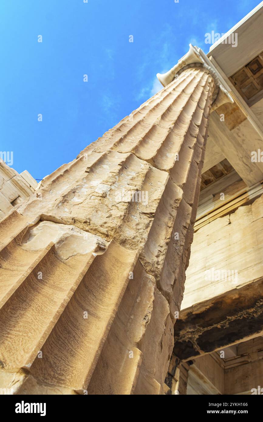 Détails figures sculptures colonnes de l'Acropole d'Athènes avec des ruines étonnantes et belles Parthénon et bleu ciel nuageux dans la capitale grecque Athen Banque D'Images