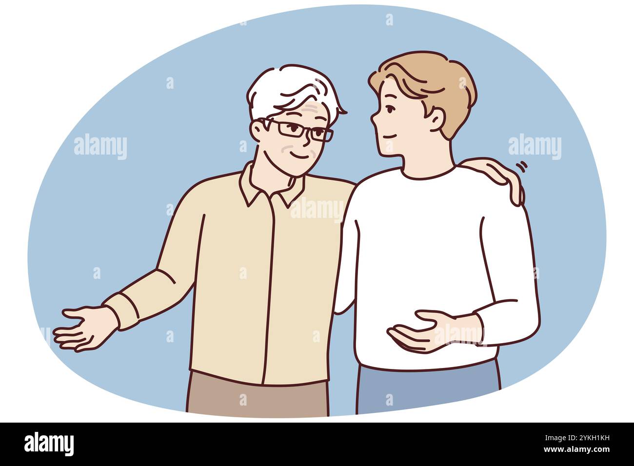Deux types d'amis se clampage sur le dos et les épaules pendant la marche conjointe ou la réunion longtemps attendue. L'homme âgé aux cheveux gris parle au jeune fils g. Banque D'Images