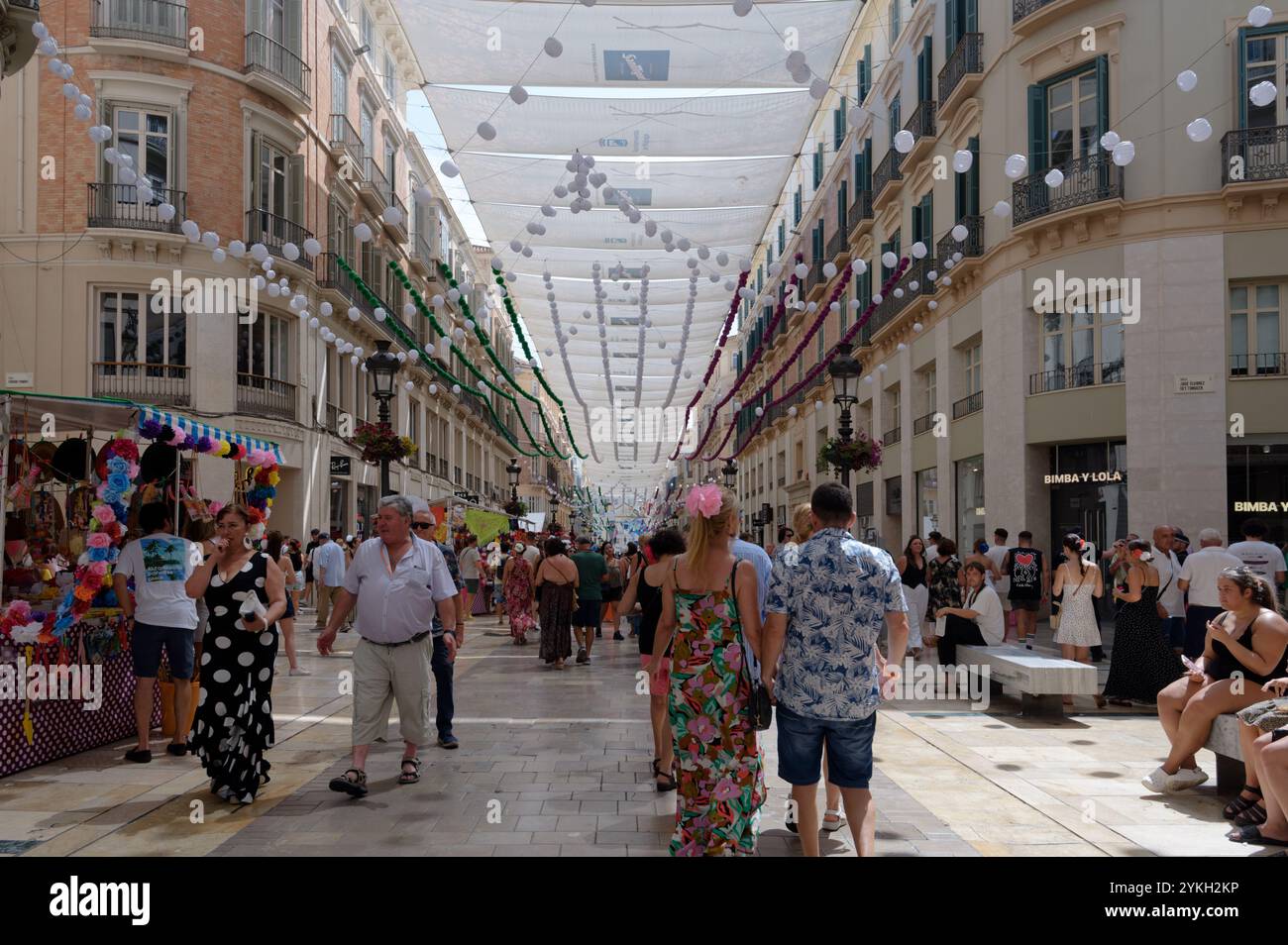 Animée Calle Larios ornée de décorations vibrantes pendant la foire Málaga août Banque D'Images