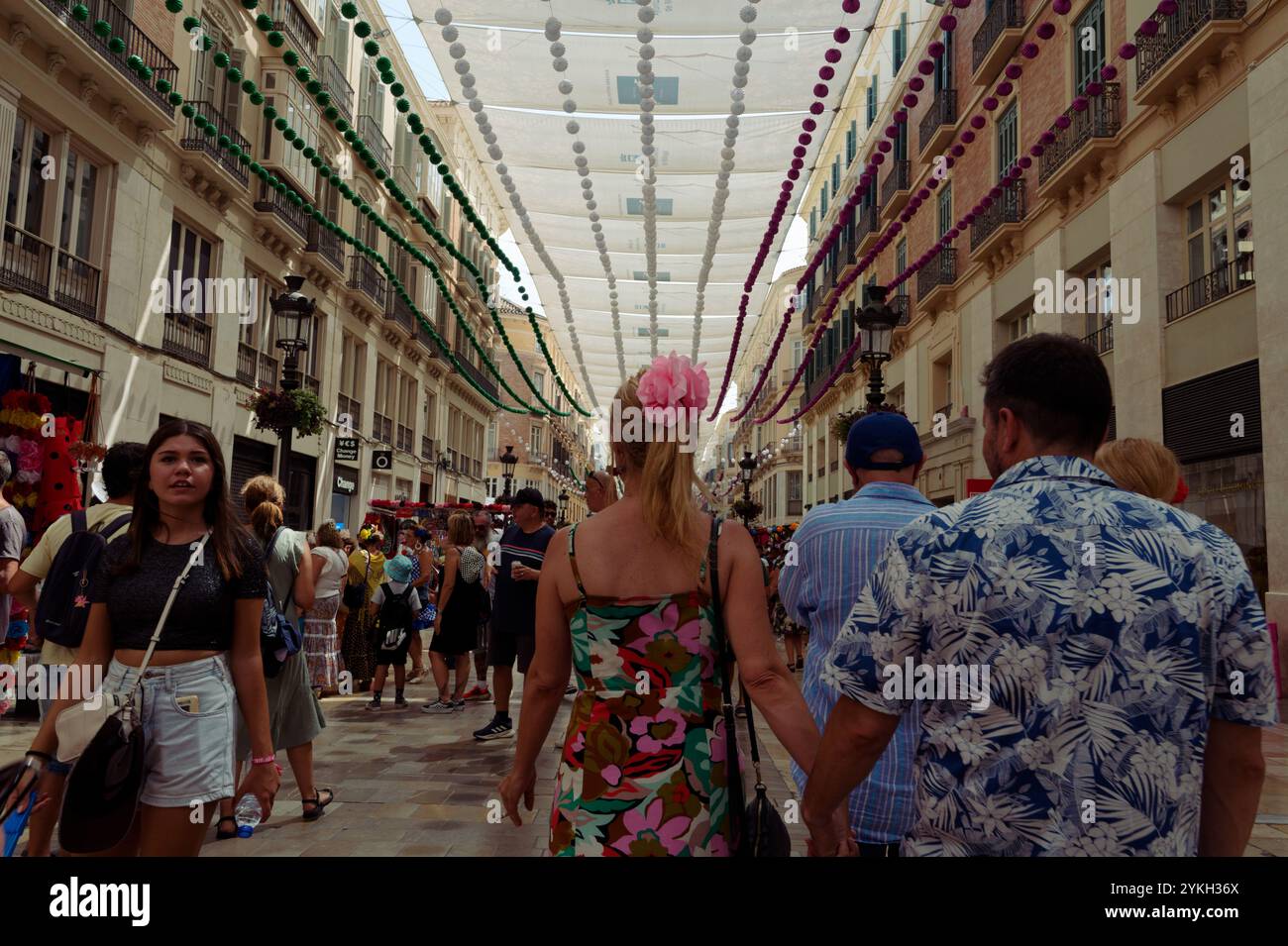 Animée Calle Larios ornée de décorations vibrantes pendant la foire Málaga août Banque D'Images