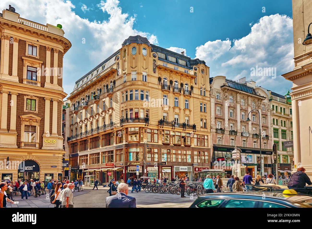 Soyez Stephen's Square (Shtefansplatts)-la place centrale de Vienne, les gens dans la rue, l'une des plus belles villes européennes. Autriche. Banque D'Images