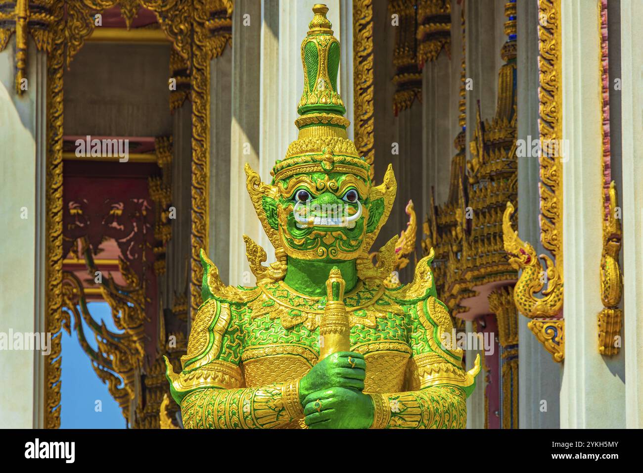 Yaksha, gardien de temple géant, en vert or au temple bouddhiste coloré Wat Don Mueang Phra Arramluang à Bangkok en Thaïlande Banque D'Images