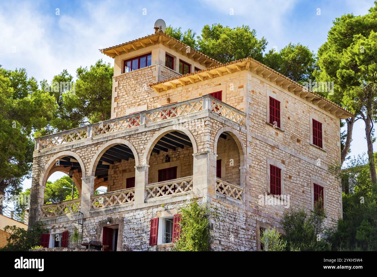 Maison en pierre typique avec jardin et nature sur l'île de Majorque en Espagne Banque D'Images