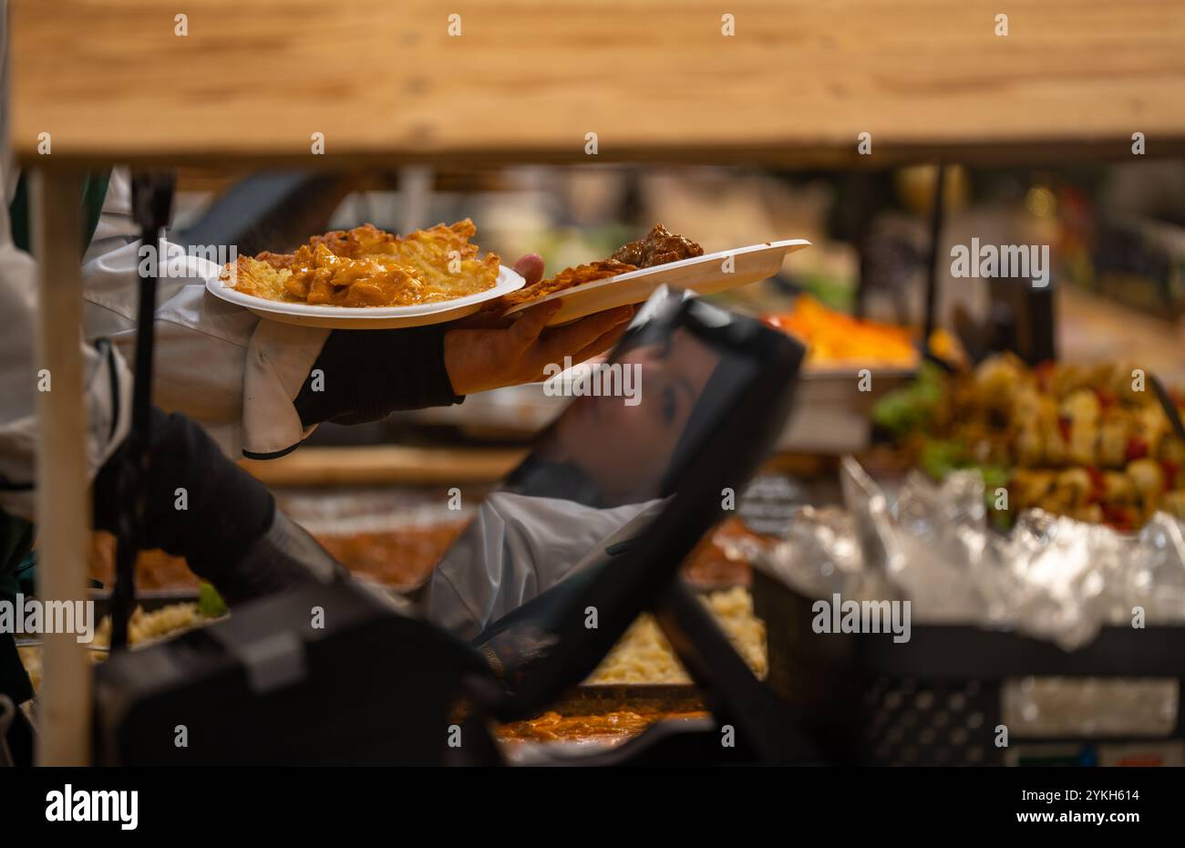 Budapest, Hongrie - 15 novembre 2024 : marché de Noël de la place Vorosmarty. Service de délices festifs. Banque D'Images