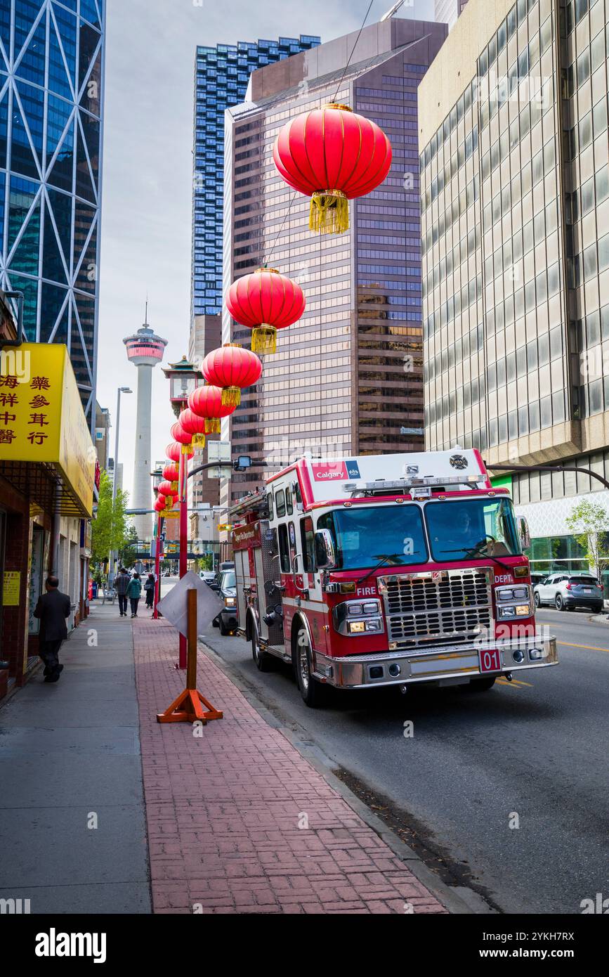 Les pompiers de Calgary dans la ville de Chine avec camion de pompiers rouge et lanternes chinoises rouges Banque D'Images Les pompiers de Calgary dans la ville de Chine avec camion de pompiers rouge et lanternes chinoises rouges Banque D'Images