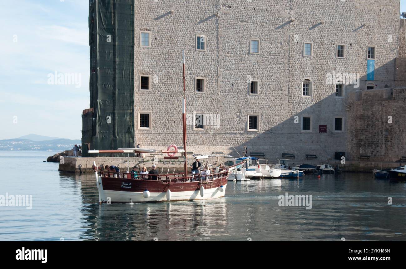 Musée maritime, Marina avec petits bateaux et collines environnantes, vieille ville, Dubrovnik, Croatie, Dalmatie; Europe; Banque D'Images