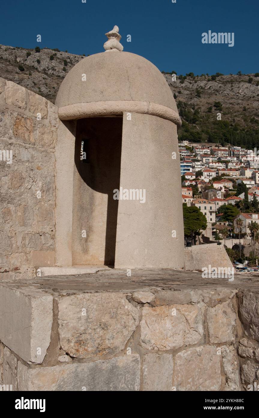 Belvédère, remparts de la ville, Dubrovnik, Dalmatie. Croatie, Europe - avec des collines et une partie de la ville en arrière-plan Banque D'Images