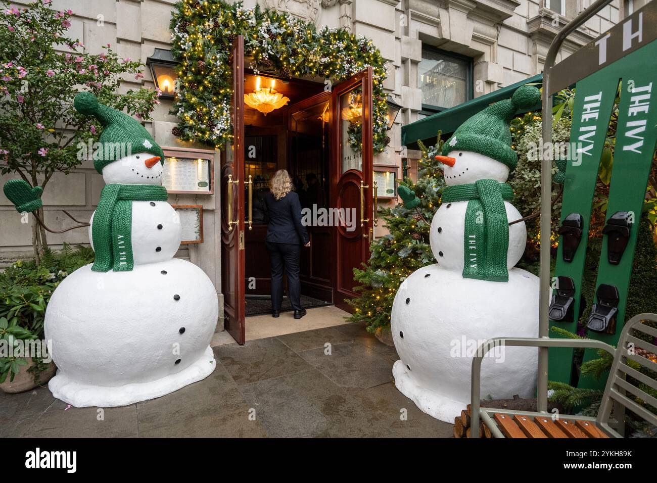 Londres, Royaume-Uni. 18 novembre 2024. Bonhomme de neige décorations de Noël devant le restaurant Ivy à Covent Garden avant ce que les détaillants locaux espèrent être une saison de fête rentable. Credit : Stephen Chung / Alamy Live News Banque D'Images