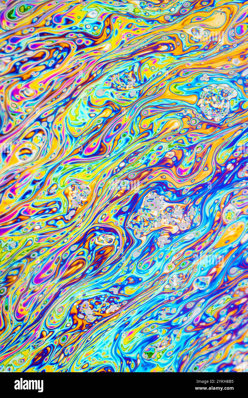 Gros plan sur un mouvement de bulle de savon comme une expérience scientifique montrant la diffraction de la lumière avec des formes et des formes colorées Banque D'Images