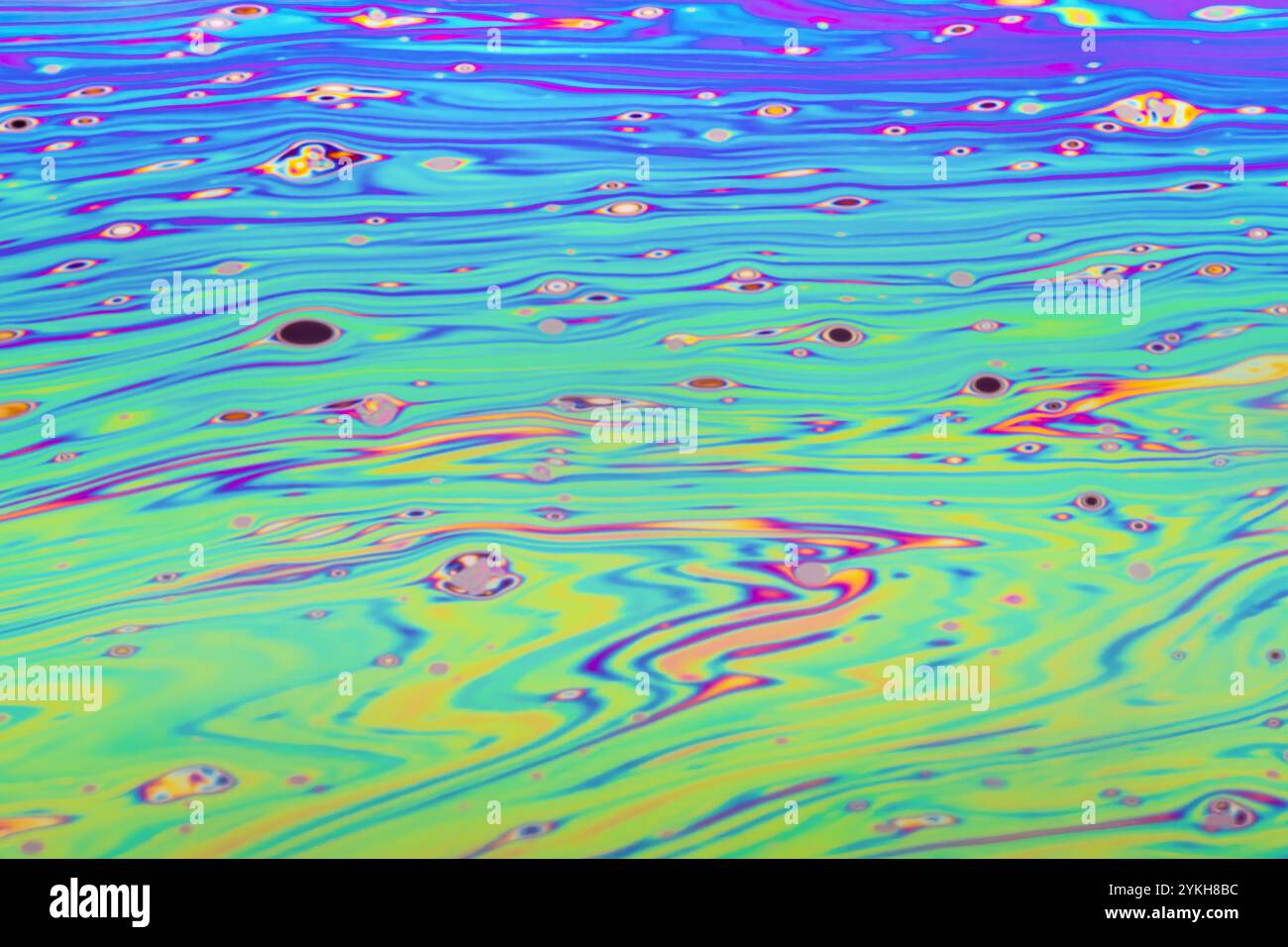 Photographie réelle d'un mouvement de bulle de savon comme une expérience scientifique montrant la diffraction de la lumière avec des formes et des formes colorées Banque D'Images
