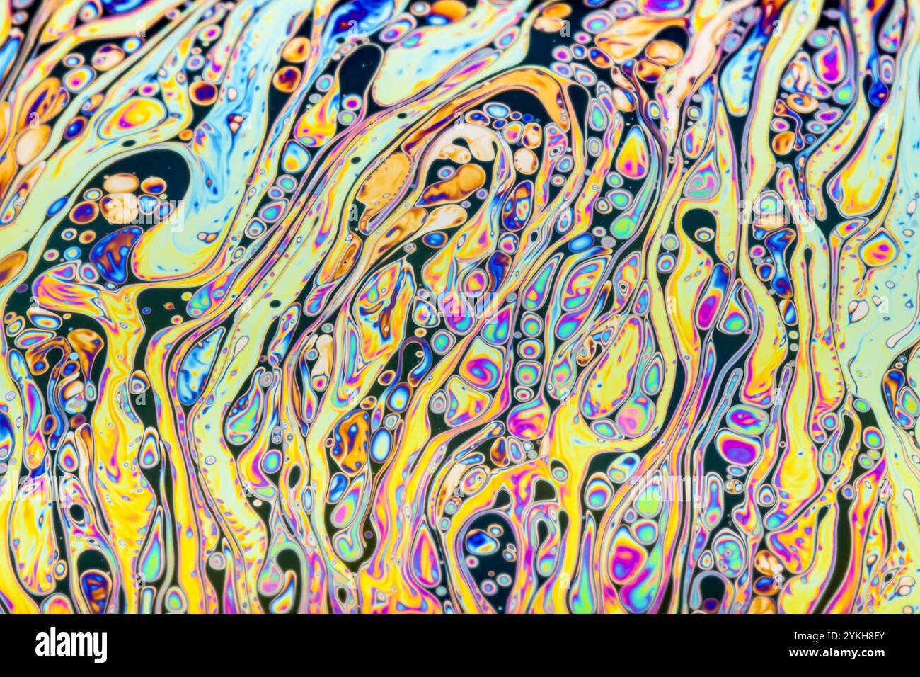 Gros plan sur un mouvement de bulle de savon comme une expérience scientifique montrant la diffraction de la lumière avec des formes et des formes colorées Banque D'Images