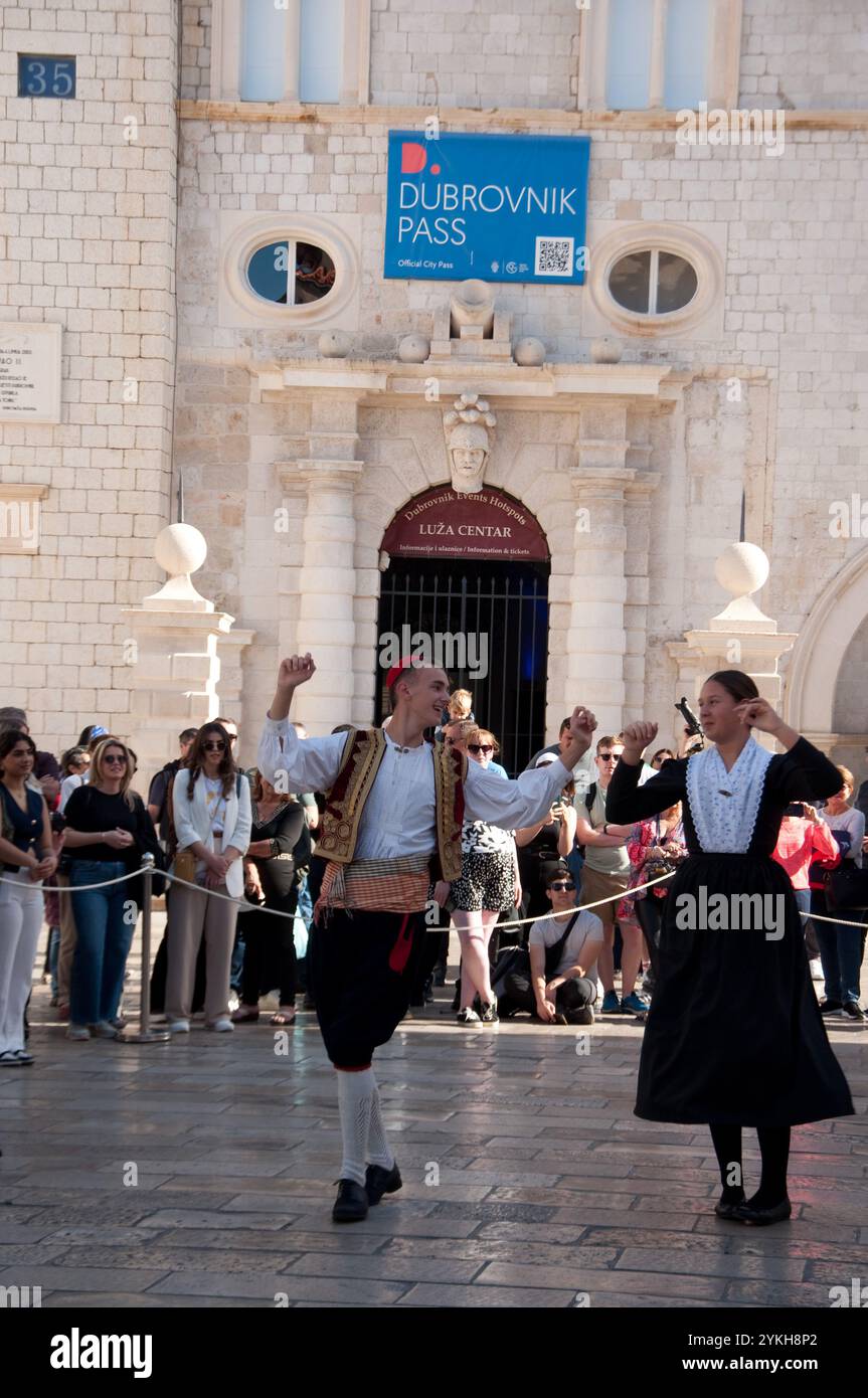 Danse folklorique croate, place Luza, vieille ville, Dubrovnik, Dalmatie, Croatie, Europe Banque D'Images