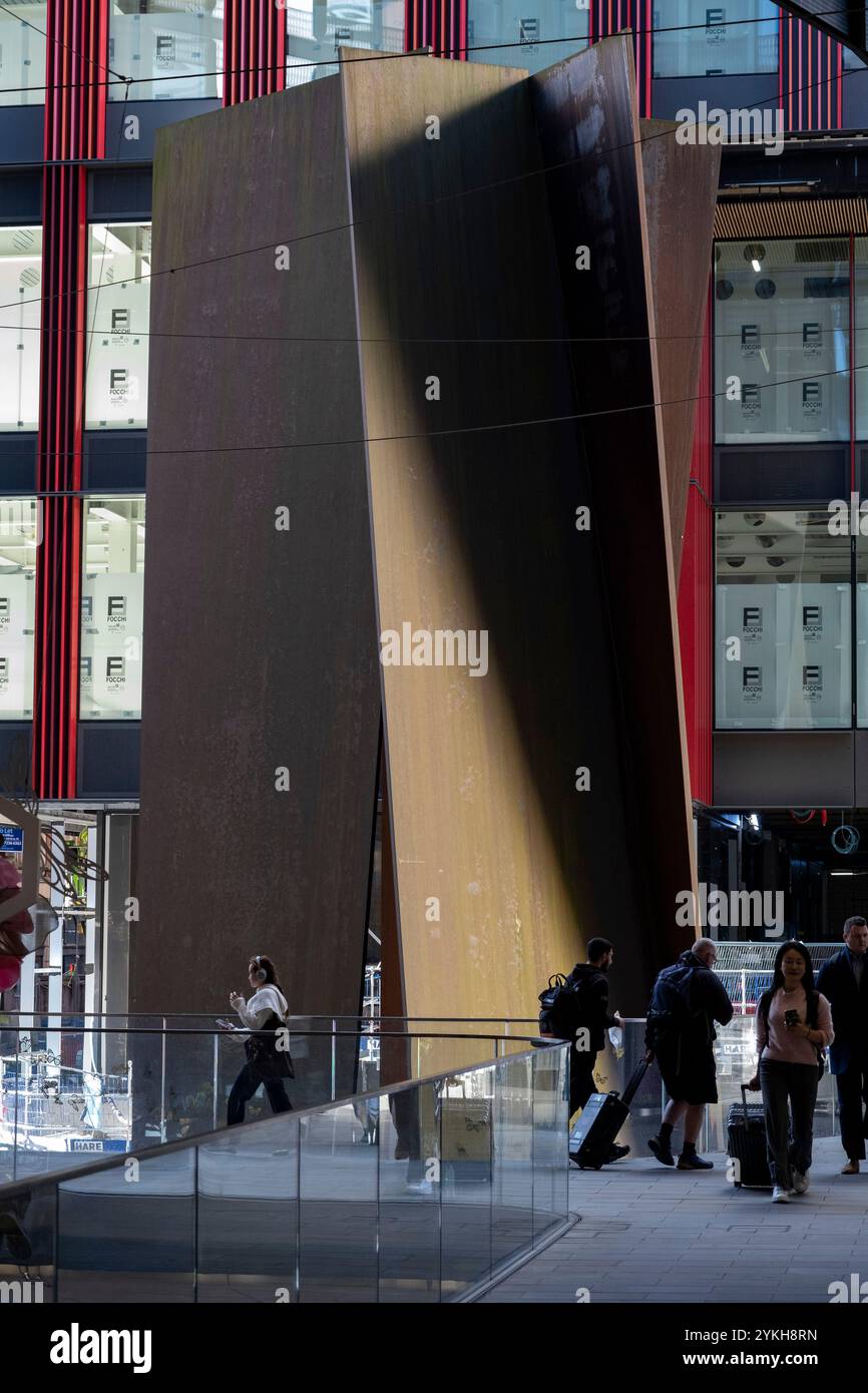 Richard Serra grande œuvre d'art publique Fulcrum debout juste à côté du site de réaménagement de Broadgate dans la ville de Londres le 8 octobre 2024 à Londres, Royaume-Uni. Banque D'Images