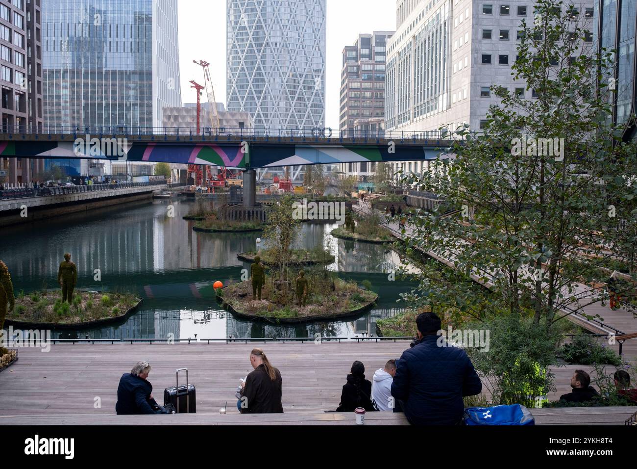 Projet de réaménagement de la transformation de Middle Dock au cœur du quartier financier de Canary Wharf, où les gens se détendent pendant leur journée de travail le 5 novembre 2024 à Londres, au Royaume-Uni. Canary Wharf est une zone située près de l'île des chiens dans le quartier londonien de Tower Hamlets et est définie par la Greater London Authority comme faisant partie du quartier central des affaires de Londres. Avec la City de Londres, elle constitue l'un des principaux centres financiers du Royaume-Uni et du monde, avec de nombreux immeubles de grande hauteur, dont le troisième plus haut du Royaume-Uni, One Canada Square. Banque D'Images
