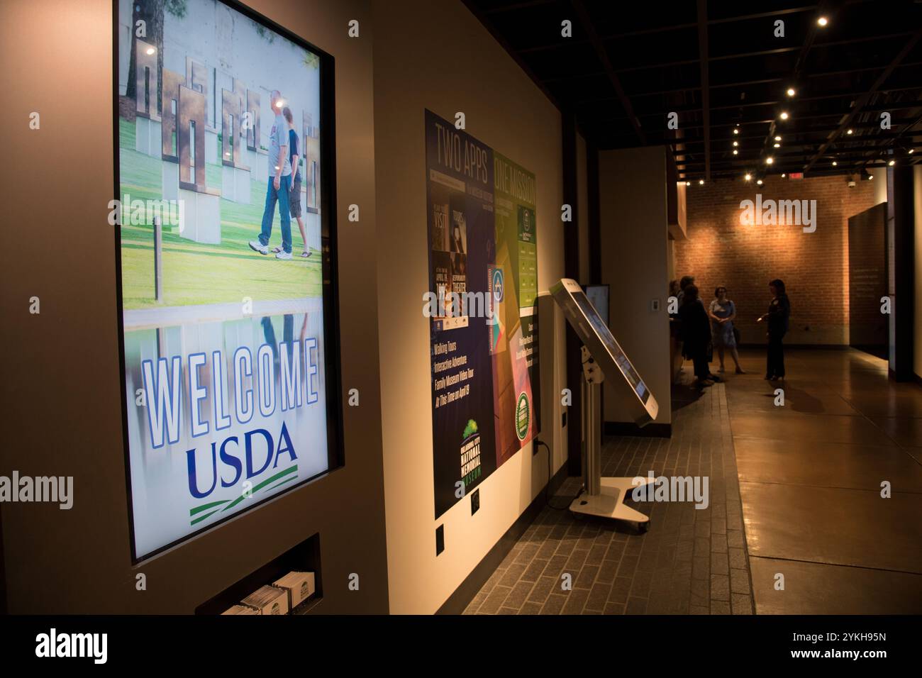 Extérieurs, intérieurs et artefacts au mémorial national et musée d'Oklahoma City. L'attentat à la bombe d'Oklahoma City était un attentat à la bombe perpétré contre un camion piégé perpétré à l'intérieur du bâtiment fédéral Alfred P. Murrah à Oklahoma City, Oklahoma, États-Unis, le 19 avril 1995, le deuxième anniversaire de la fin du siège de Waco. L'attentat à la bombe reste l'acte de terrorisme national le plus meurtrier de l'histoire des États-Unis. Banque D'Images