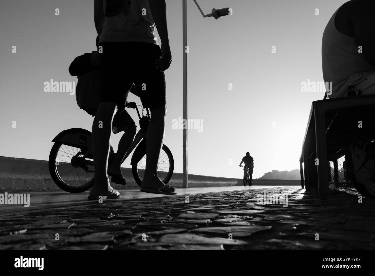 Salvador, Bahia, Brésil - 21 septembre 2019 : des gens en silhouette sont vus s'amuser sur le rivage pendant le coucher du soleil. Ville de Salvador, Bahia. Banque D'Images