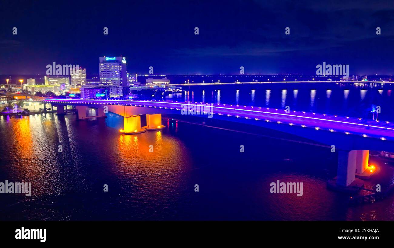 Pont Acosta à Jacksonville Floride vue aérienne de nuit - JACKSONVILLE, FLORIDE - 30 OCTOBRE 2024 Banque D'Images