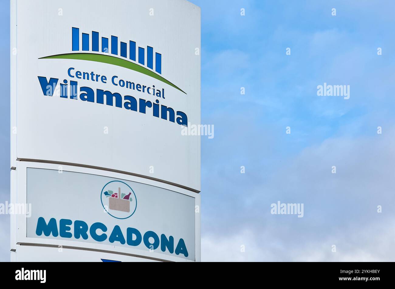 Viladecans. Espagne - 18 novembre 2024 : panneau affichant les commerces du centre commercial Vilamarina. Une excellente image pour les thèmes liés au consumérisme, s Banque D'Images