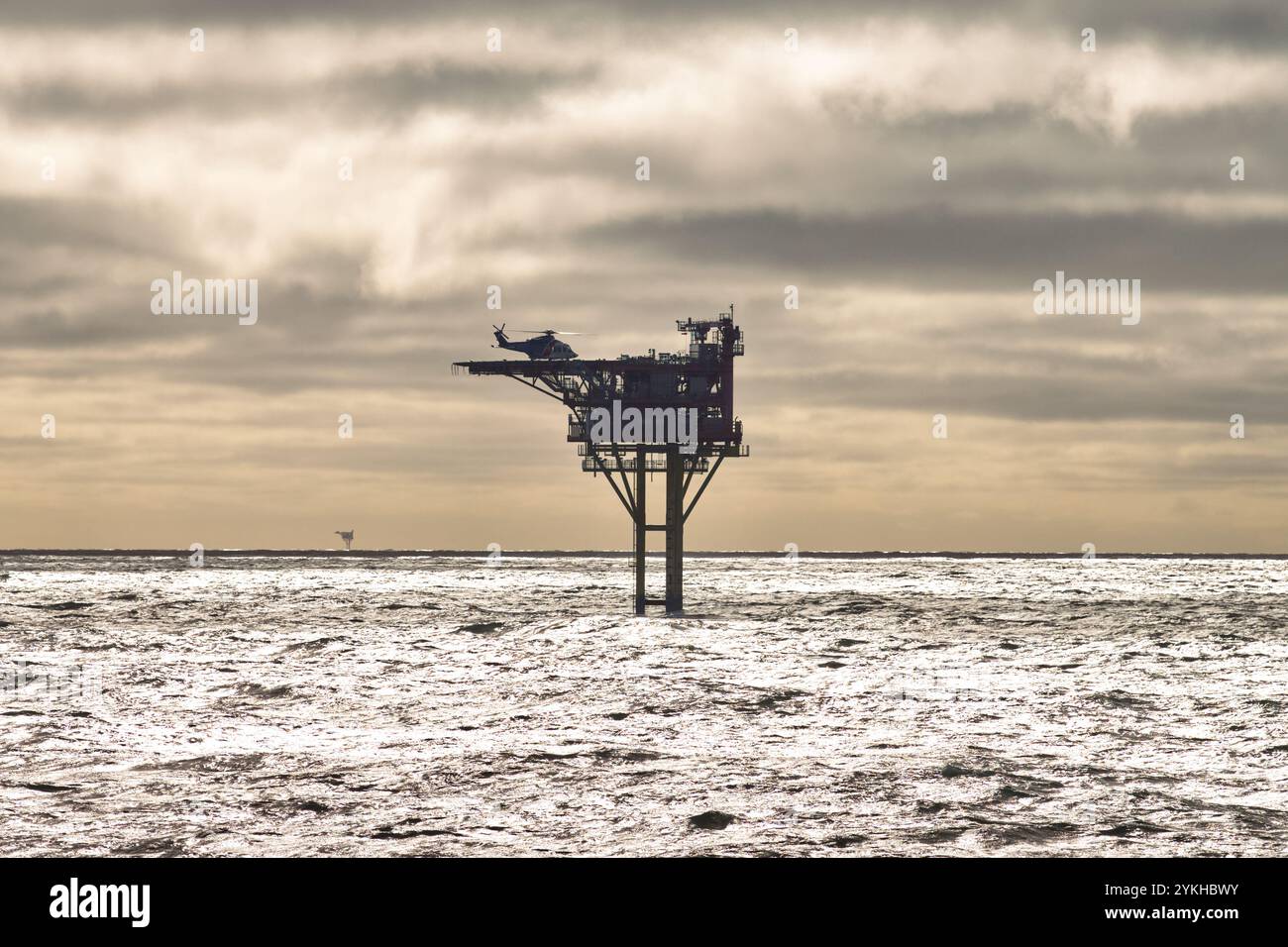Hélicoptère a atterri sur la plate-forme pétrolière offshore dans la mer. Banque D'Images