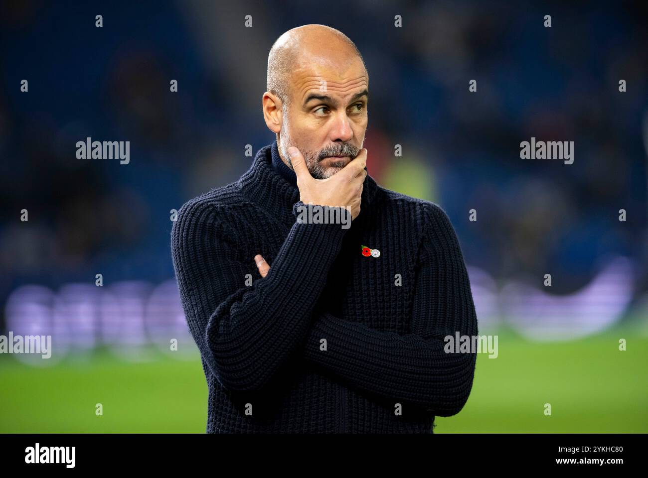 Brighton et Hove Albion contre Manchester City - premier League match au American Express Community Stadium, Brighton. Samedi samedi 9 novembre 2024 - le manager de Manchester City Pep Guardiola est profondément dans la pensée en regardant l'échauffement avant le match. Usage éditorial exclusif. Pas de merchandising. Pour Football images, les restrictions FA et premier League s'appliquent inc. aucune utilisation d'Internet/mobile sans licence FAPL - pour plus de détails, contactez Football Dataco Banque D'Images