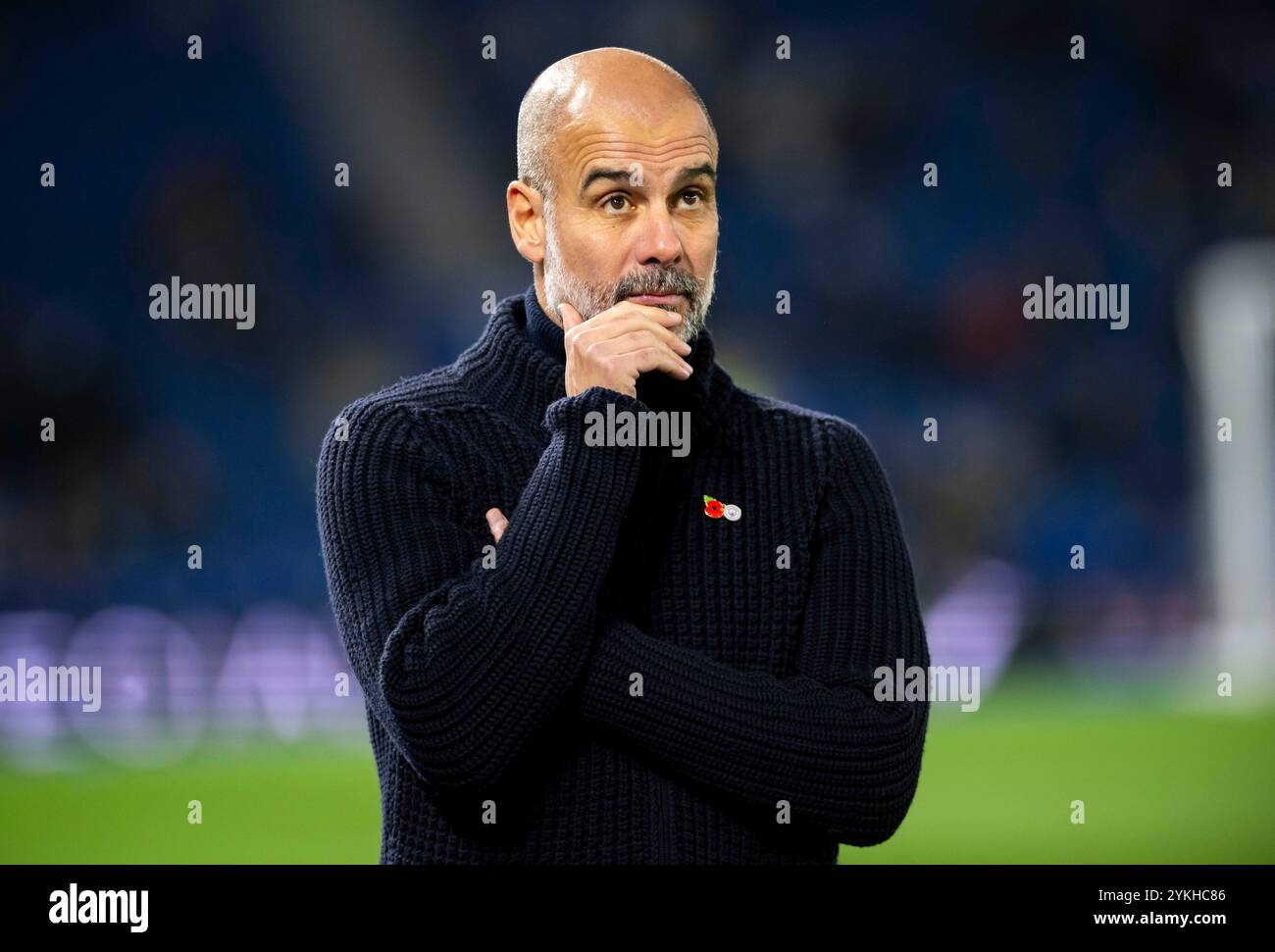 Brighton et Hove Albion contre Manchester City - premier League match au American Express Community Stadium, Brighton. Samedi samedi 9 novembre 2024 - le manager de Manchester City Pep Guardiola est profondément dans la pensée en regardant l'échauffement avant le match. Usage éditorial exclusif. Pas de merchandising. Pour Football images, les restrictions FA et premier League s'appliquent inc. aucune utilisation d'Internet/mobile sans licence FAPL - pour plus de détails, contactez Football Dataco Banque D'Images