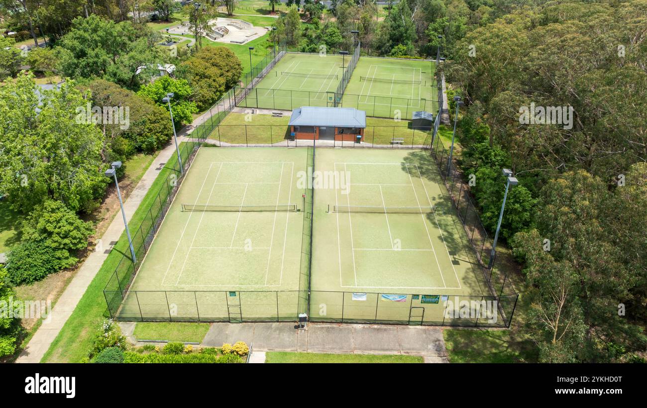 Photographie aérienne par drone des courts de tennis du Winmalee and District Tennis Club dans les Blue Mountains en Nouvelle-Galles du Sud, Australie. Banque D'Images