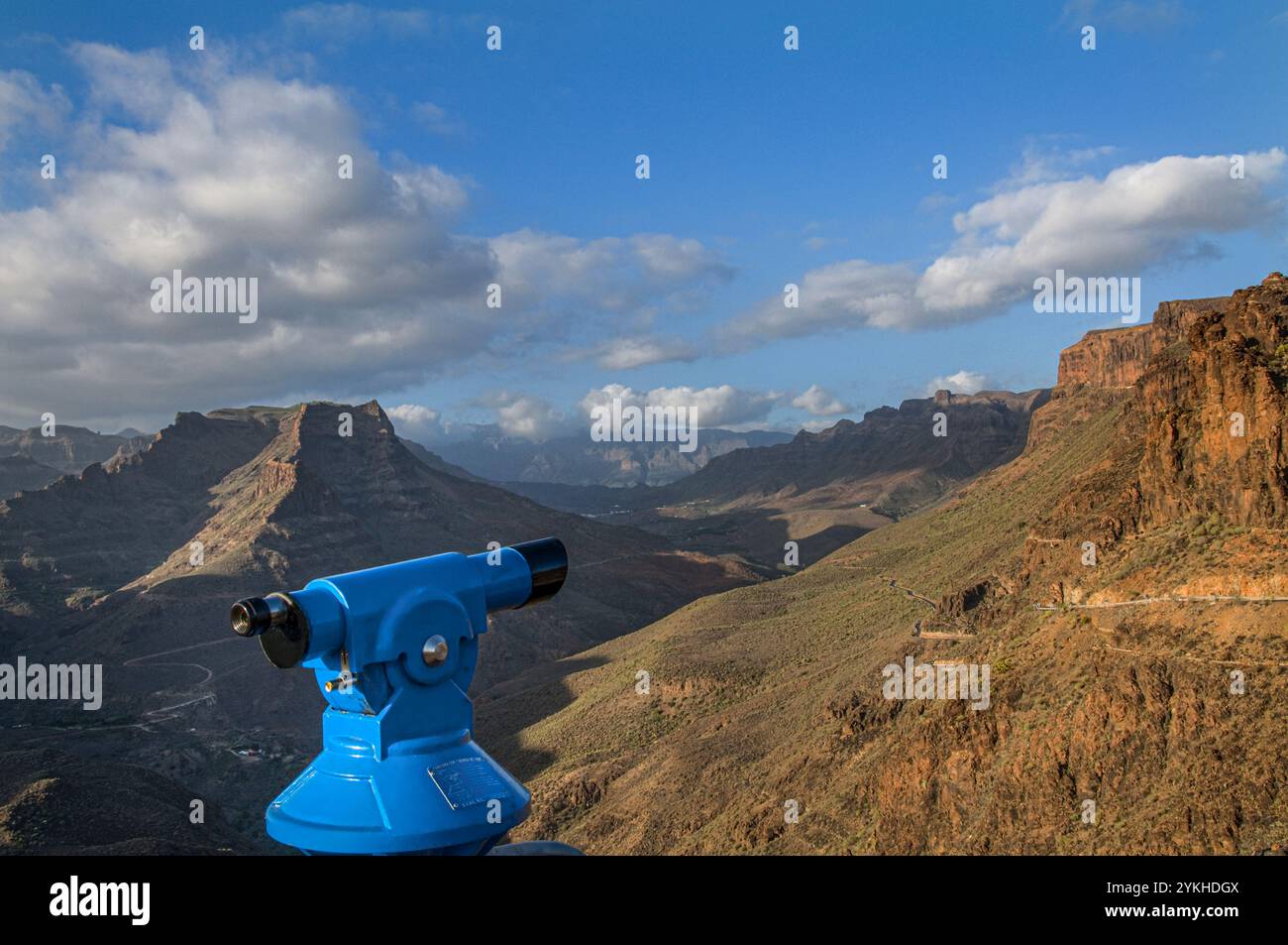 Le télescope touristique INTÉRIEUR DE GRAN CANARIA pointe vers l'intérieur vers une chaîne de montagnes spectaculaire dans le centre de Gran Canaria près des îles Canaries de Fataga en Espagne Banque D'Images