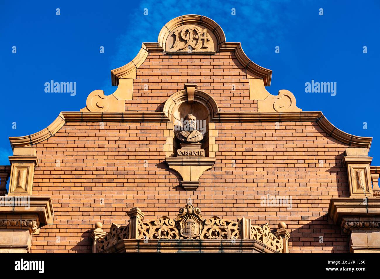 Buste pour Andrew Carnegie dans la façade de Old Manor Park Library, Manor Park, Londres, Angleterre Banque D'Images