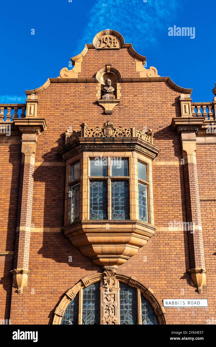Buste pour Andrew Carnegie dans la façade de Old Manor Park Library, Manor Park, Londres, Angleterre Banque D'Images