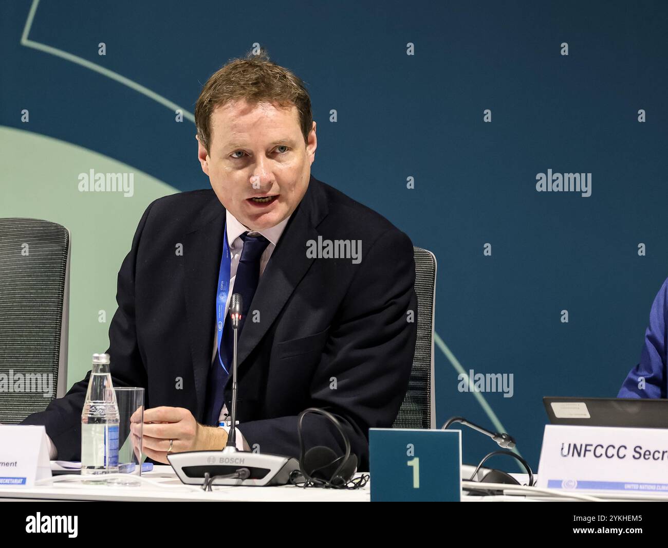 Bakou, Azerbaïdjan. 18 novembre 2024. Tom Mitchell, Directeur exécutif de l'Institut international pour l'environnement et le développement, participe à la table ronde "dialogue de haut niveau sur les plans nationaux d'adaptation : transformer l'écosystème de soutien aux PAN" pendant la COP29 de la Conférence des Nations Unies sur les changements climatiques, un événement organisé par la CCNUCC au stade olympique de Bakou. La COP29, qui se déroule du 11 au 22 novembre, se concentre sur le financement climatique. Crédit : SOPA images Limited/Alamy Live News Banque D'Images Bakou, Azerbaïdjan. 18 novembre 2024. Tom Mitchell, Directeur exécutif de l'Institut international pour l'environnement et le développement, participe à la table ronde "dialogue de haut niveau sur les plans nationaux d'adaptation : transformer l'écosystème de soutien aux PAN" pendant la COP29 de la Conférence des Nations Unies sur les changements climatiques, un événement organisé par la CCNUCC au stade olympique de Bakou. La COP29, qui se déroule du 11 au 22 novembre, se concentre sur le financement climatique. Crédit : SOPA images Limited/Alamy Live News Banque D'Images