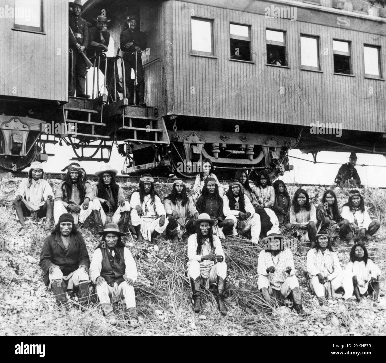 Geronimo (au premier rang, troisième à partir de la droite) et d'autres prisonniers indiens Apache en route pour la Floride en train le 10 septembre 1886. Naiche est photographiée immédiatement à la gauche de Geronimo. Lozen, la célèbre guerrière, est vue dans la rangée arrière, troisième à partir de la droite, dans l'onln photographie connue d'elle. (ÉTATS-UNIS) Banque D'Images
