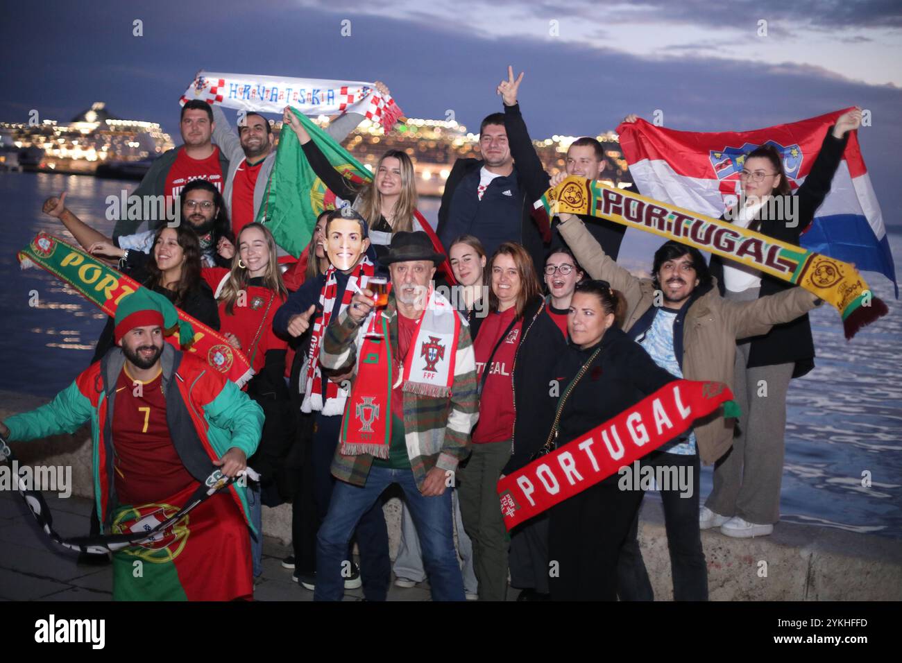 Split, Croatie. 18 novembre 2024. Les supporters du Portugal et de la Croatie se rassemblent dans les rues de Split, en Croatie, devant le match de l'UEFA Nations League entre la Croatie et le Portugal le 18 novembre 2024. Photo : Ivo Cagalj/PIXSELL crédit : Pixsell/Alamy Live News Banque D'Images