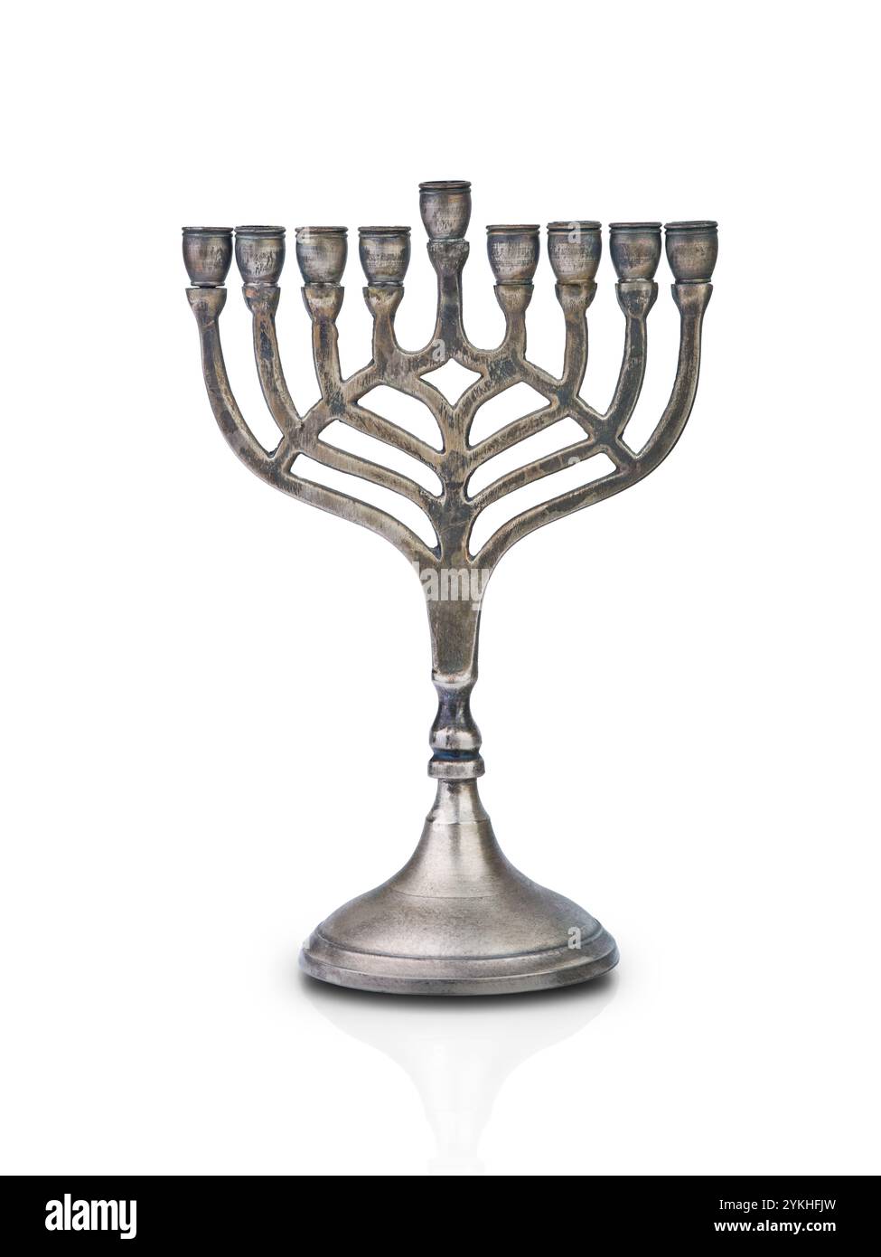 Menorah vintage argenté classique sur fond isolé blanc avec chemin de découpage. Elément de conception. Joyeux Hanukkah arrière-plan. Image de religion. Banque D'Images