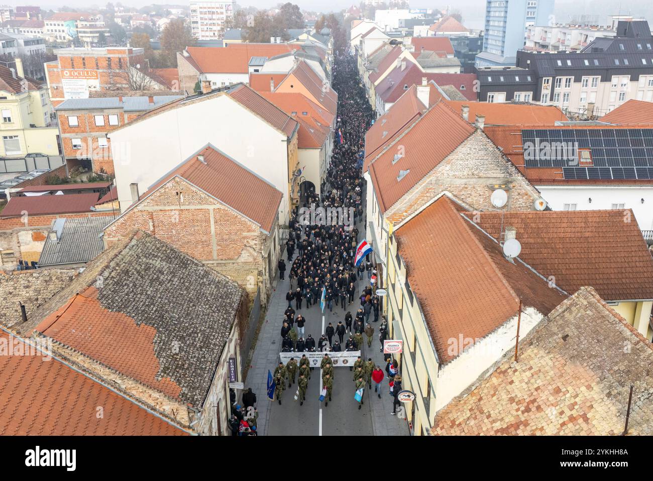 Vukovar, Croatie. 18 novembre 2024. Vue aérienne d'un cortège commémoratif lors d'une cérémonie marquant le 33e anniversaire de la chute de Vukovar à Vukovar, Croatie, le 18 novembre 2024. Photo : Davor Javorovic/PIXSELL crédit : Pixsell/Alamy Live News Banque D'Images