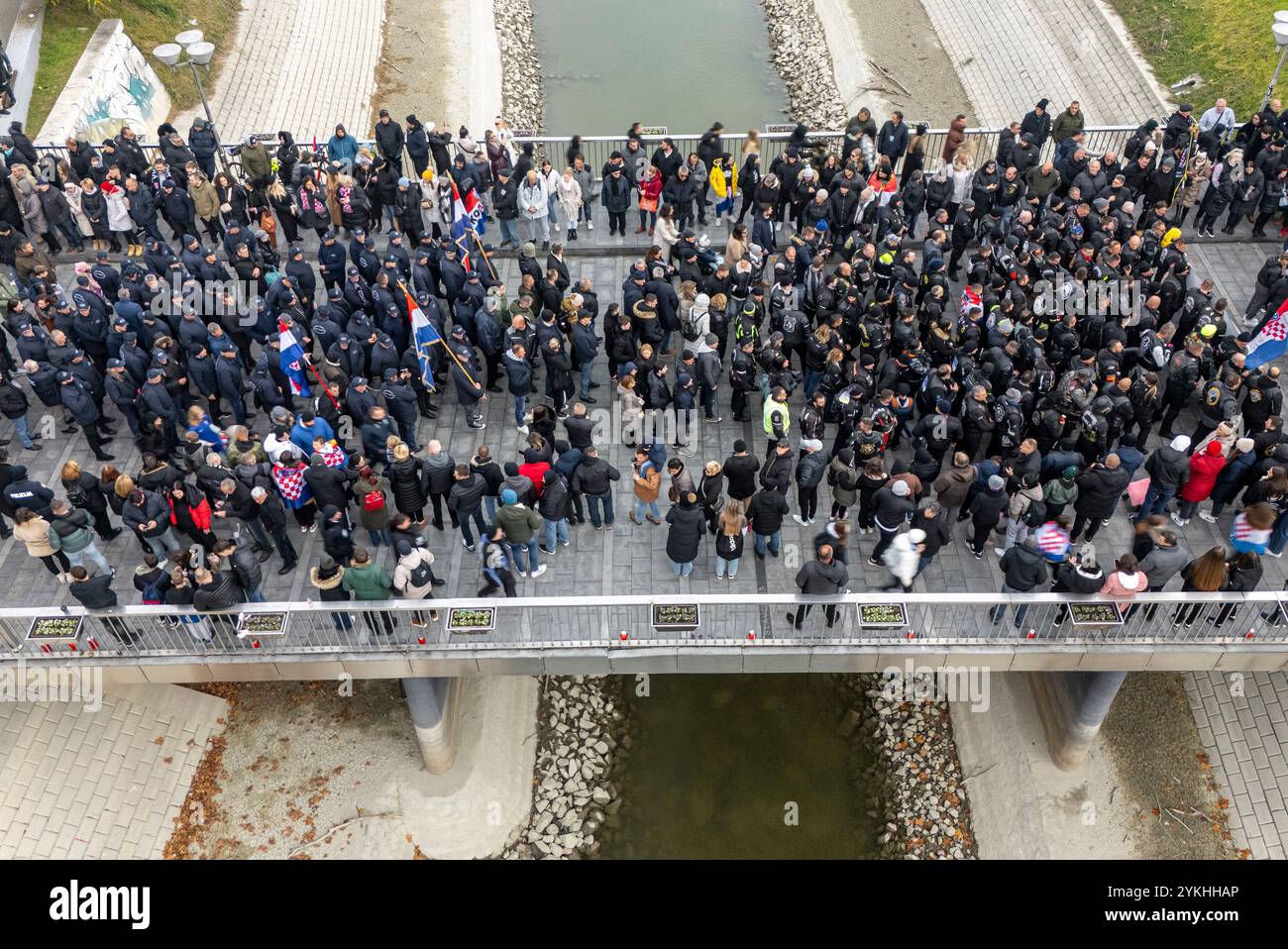 Vukovar, Croatie. 18 novembre 2024. Vue aérienne d'un cortège commémoratif lors d'une cérémonie marquant le 33e anniversaire de la chute de Vukovar à Vukovar, Croatie, le 18 novembre 2024. Photo : Davor Javorovic/PIXSELL crédit : Pixsell/Alamy Live News Banque D'Images