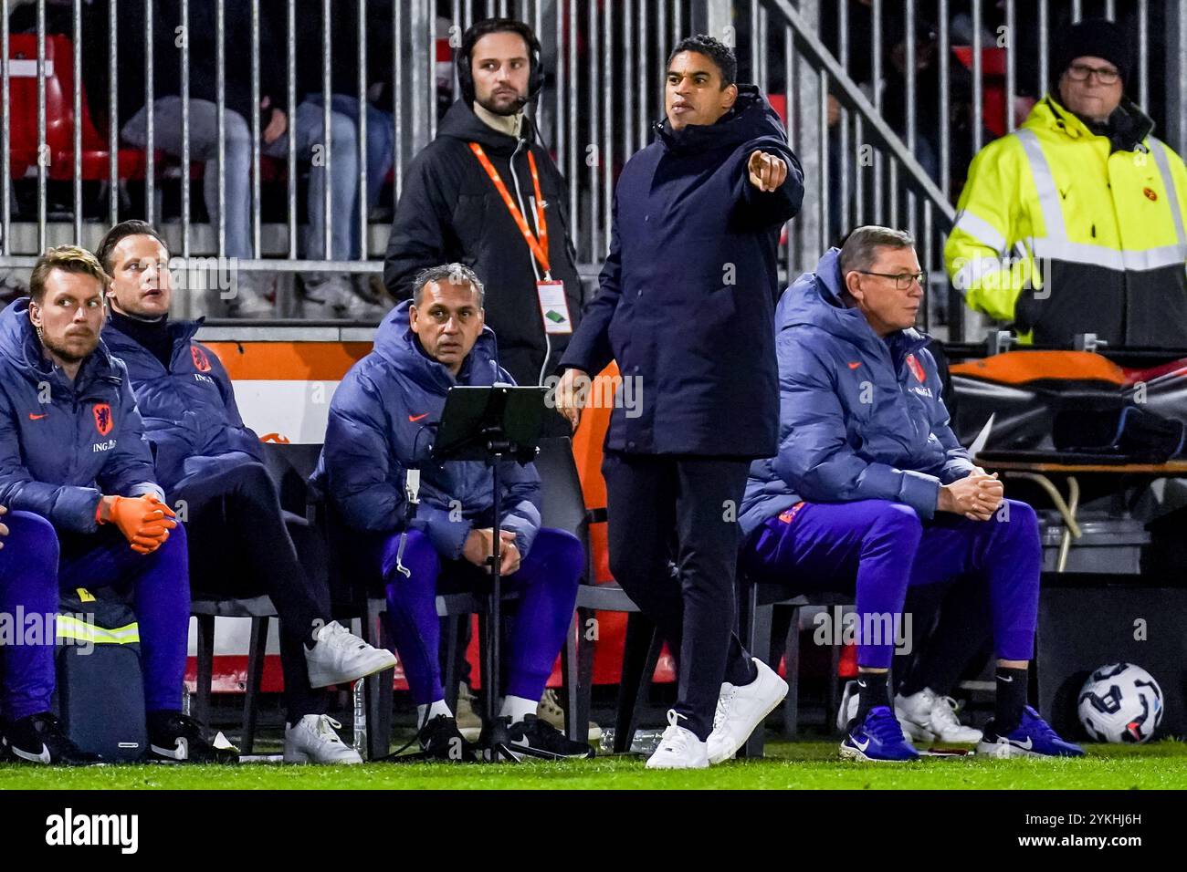 Almere, pays-Bas. 18 novembre 2024. ALMERE, PAYS-BAS - 18 NOVEMBRE : Michael Reiziger, entraîneur-chef des pays-Bas U21, entraîne ses joueurs lors du match amical international entre les pays-Bas U21 et l'Angleterre U21 au stade Yanmar le 18 novembre 2024 à Almere, pays-Bas. (Photo de Pieter van der Woude/Orange Pictures) crédit : Orange pics BV/Alamy Live News Banque D'Images