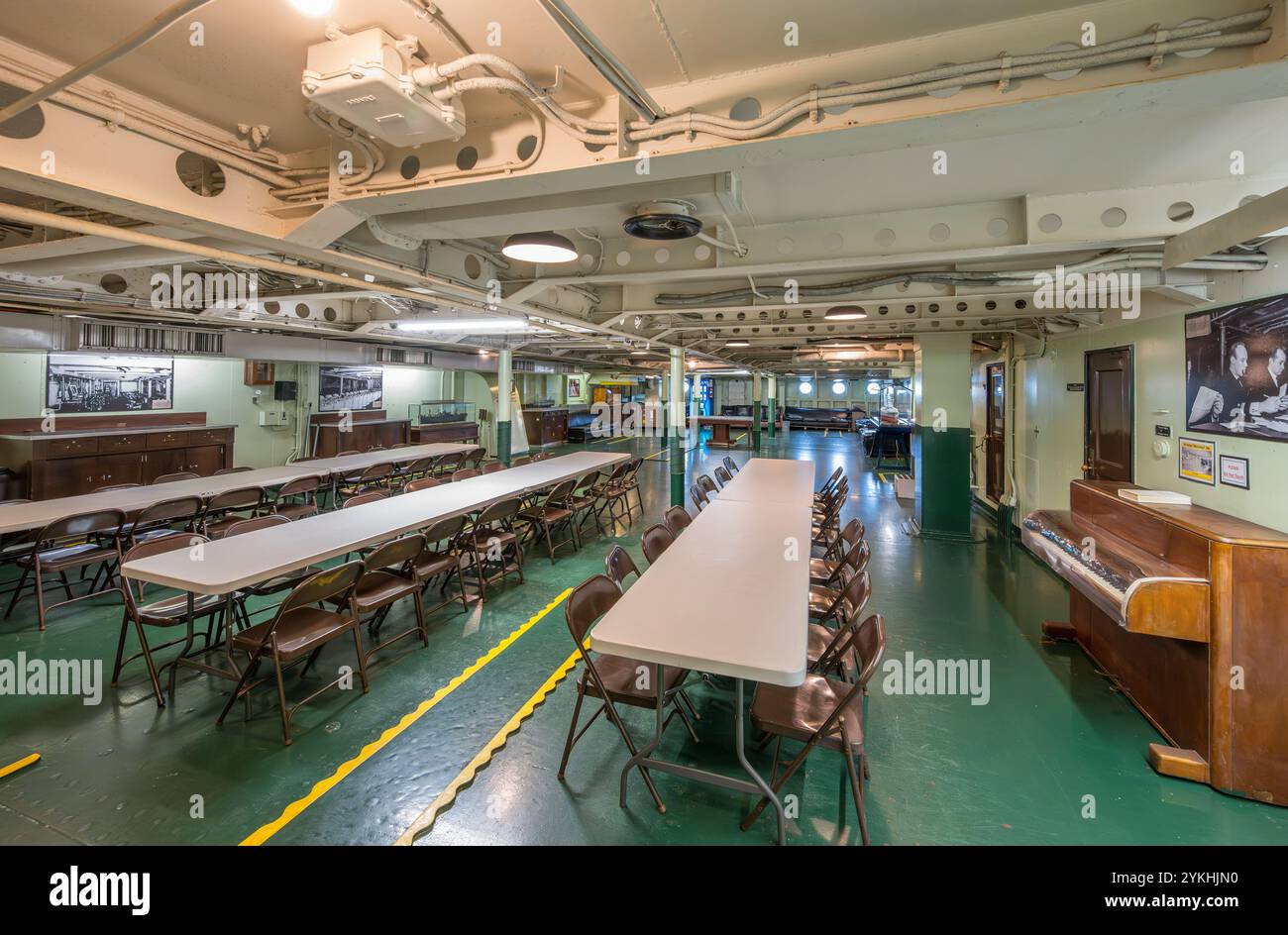 Intérieur du mess à bord de l'USS Alabama, USS ALABAMA Battleship Memorial Park, Mobile, Alabama, États-Unis Banque D'Images