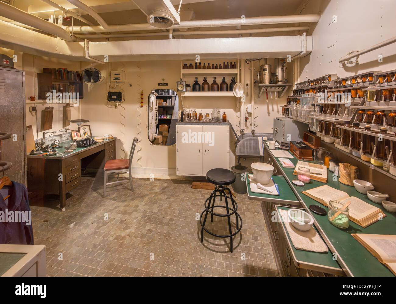 Intérieur de la chirurgie du médecin à bord de l'USS Alabama, USS ALABAMA Battleship Memorial Park, Mobile, Alabama, États-Unis Banque D'Images