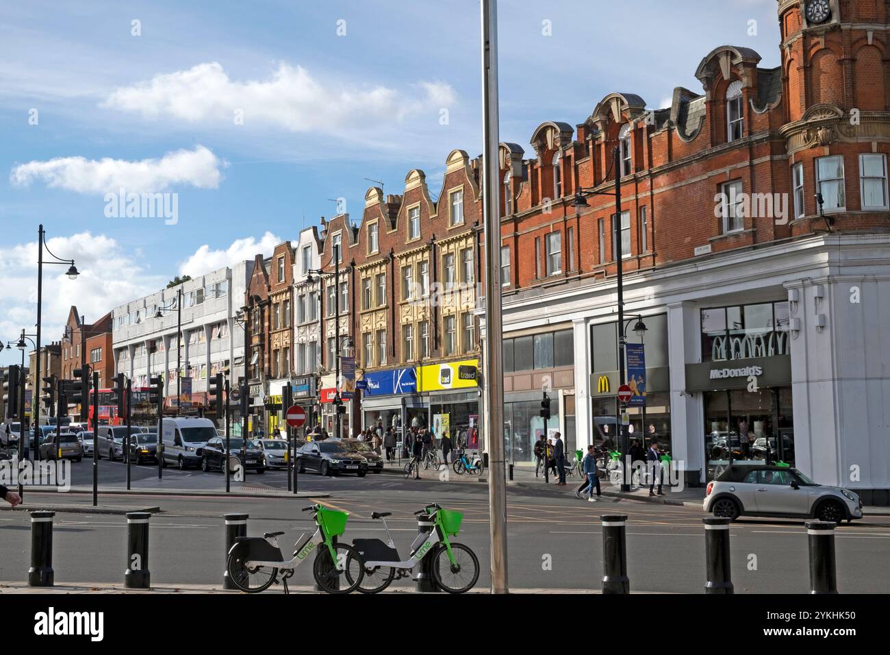 Vue sur la circulation et les petits magasins le long de Acre Lane à Brixton South London SW9 octobre 2024 Angleterre Royaume-Uni KATHY DEWITT Banque D'Images